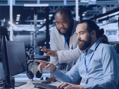 Équipe informatique travaillant au développement d’une solution QHSE interne.