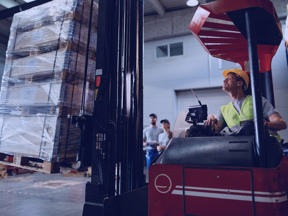Cariste au volant d'un chariot automoteur en entrepôt, équipement mobile et de levage soumis à la campagne de contrôle 2026 de l'Inspection du travail.